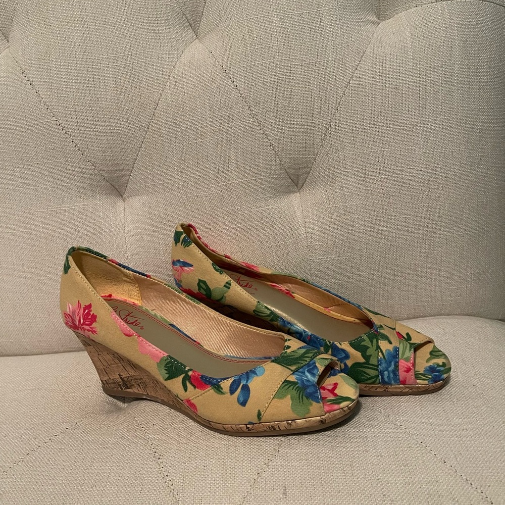 LIFE STRIDE - Floral Peep-Toe Wedge Shoes